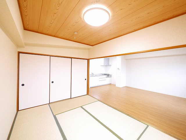 グランドパレス学園前の和室|フローリングだけでなく、和室もあります