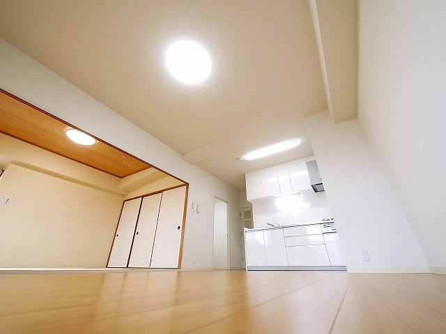 グランドパレス学園前の居間・リビング|こちらの居間で趣味の時間をお楽しみください