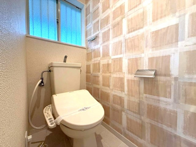 【トイレ】 | ハイツ赤門 | トイレは温水洗浄便座付き♪人気のバストイレ別です♪窓があるので換気もOK！横にはタオルを掛けられるハンガーもあります☆