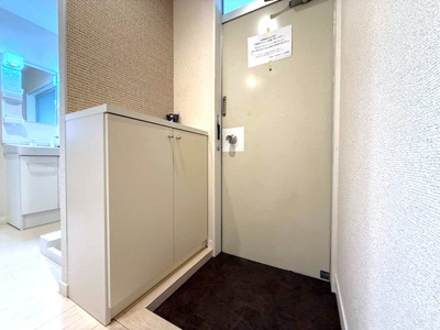 【玄関】 | ハイツ赤門 | シューズボックスがあるので靴が散らからずいつでも玄関すっきり♪上に写真やかわいい小物を置けるので、玄関を華やかに飾れますね♪