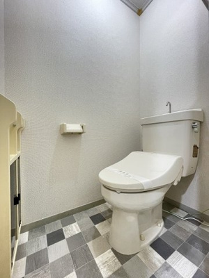 【トイレ】 | プレミールNAGAO | トイレは温水洗浄便座付き♪人気のバストイレ別です♪トイレットペーパーなどの小物を置ける棚付きです♪