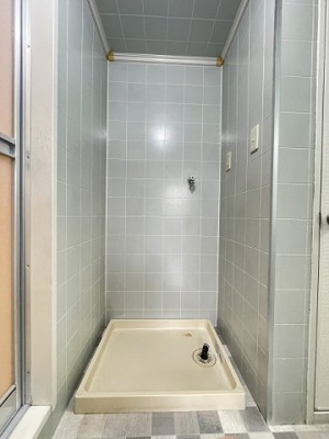 【設備】 | プレミールNAGAO | 洗面所内にある室内洗濯機置き場です♪防水パンが付いているので万が一の漏水にも安心です！