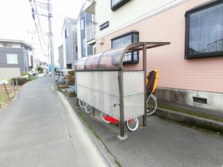 【その他共用部分】 | 屋根付きの駐輪場で雨が降っても大切な自転車が濡れなくてすみますね♪駅まで自転車もおすすめです！
