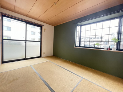 【和室】 | プレミールNAGAO | 南西向き和室6帖☆バルコニーに繋がる角部屋二面採光の落ち着くお部屋です！和室は冬場はコタツでほっこり♪夏は意外と涼しくて使い勝手がいいんですよ♪