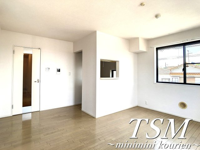 へーベルメゾン忍ケ丘の居間・リビング|角部屋なので窓が多く明るいです