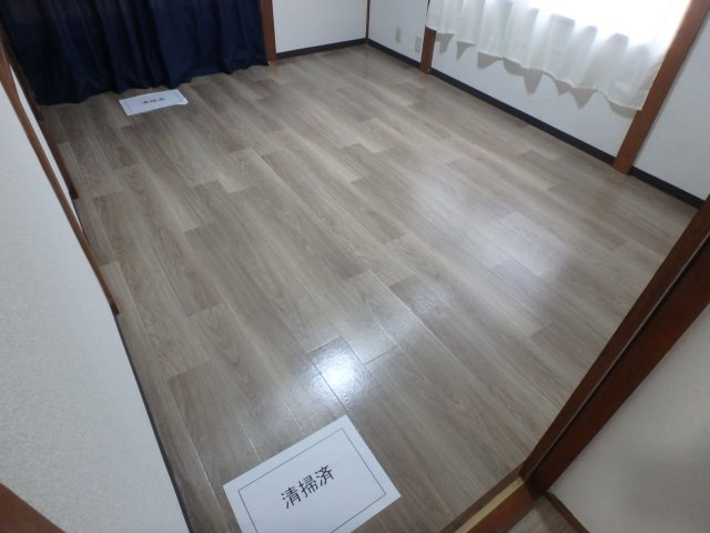 友井2丁目貸家の洋室