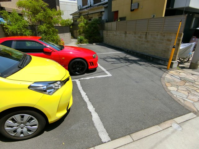 バイブリーコートＤ棟の駐車場