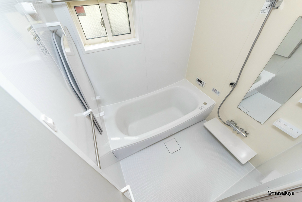 ペルソワール高田の浴室|お風呂　追い焚き・浴室乾燥機付きです。窓もついております。