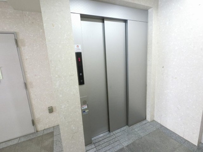 【その他共用部分】 | ヴェリィ川崎貝塚 | お買い物時やベビーカーの出し入れに便利なエレベーター付です。