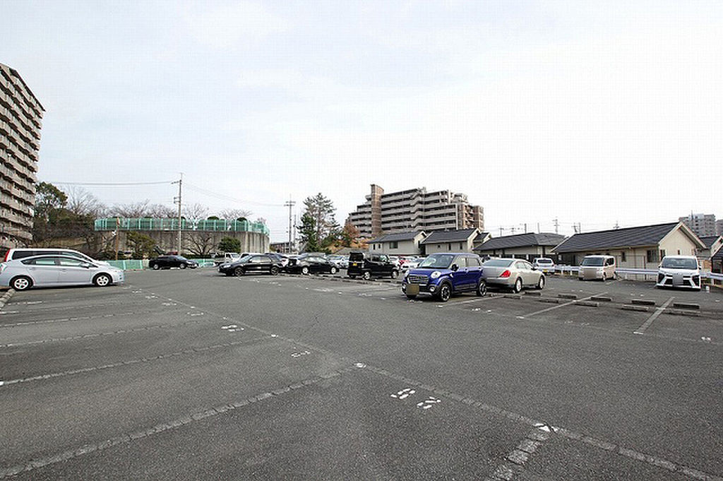 グリーンタウン香里ケ丘A棟の駐車場