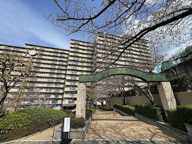 グリーンタウン香里ケ丘A棟の外観