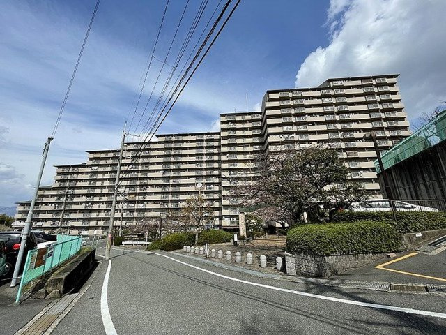 グリーンタウン香里ケ丘A棟の外観