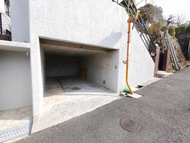 長尾台1丁目貸家の駐車場