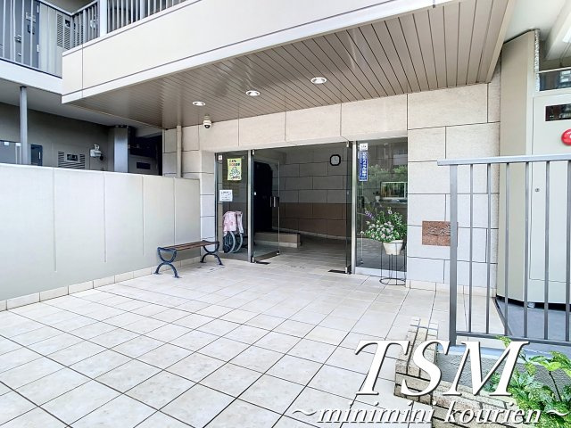 日商岩井香里ヶ丘マンションのエントランス