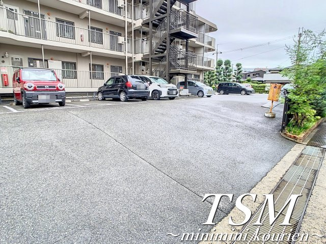 日商岩井香里ヶ丘マンションの駐車場