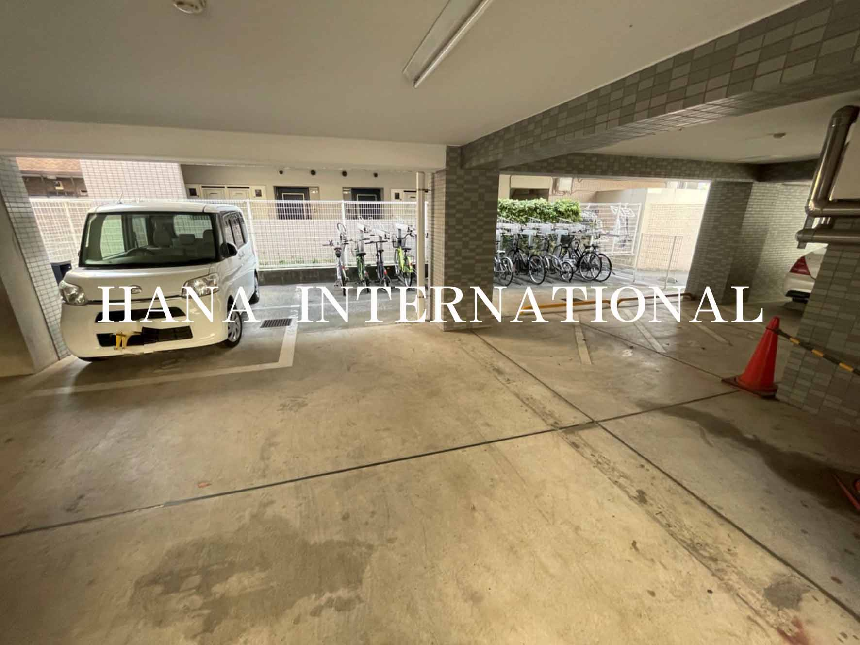 フェースタワー2の駐車場