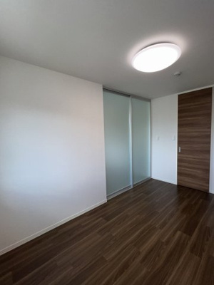 【寝室】 | マーレ【SHM】 | ウォークインクローゼット付でお洋服やお荷物の多い方もお部屋が片付いて快適に過ごせますね♪