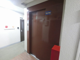 【その他共用部分】 | お買い物時やベビーカーの出し入れに便利なエレベーター付
混雑時にも便利なエレベーター2基付です。