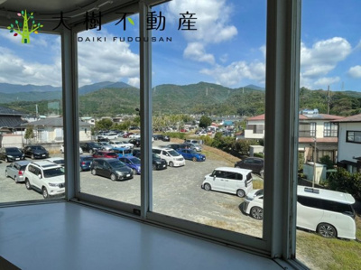 【展望】 | 秦野市羽根　中古戸建て | 2階リビング北側の出窓からの眺望・丹沢の山々を一望できます♪