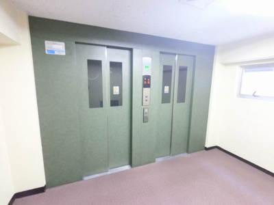 【その他共用部分】 | 星和磯子マンション | お買い物時やベビーカーの出し入れに便利なエレベーター付
混雑時にも便利なエレベーター2基付です。