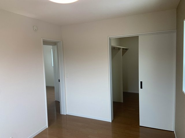 【No.5668】宮長/3LDK/未入居/3000万円以下の収納|（寝室）人が中に入って歩ける収納スペースが魅力のウォークインクローゼットです。