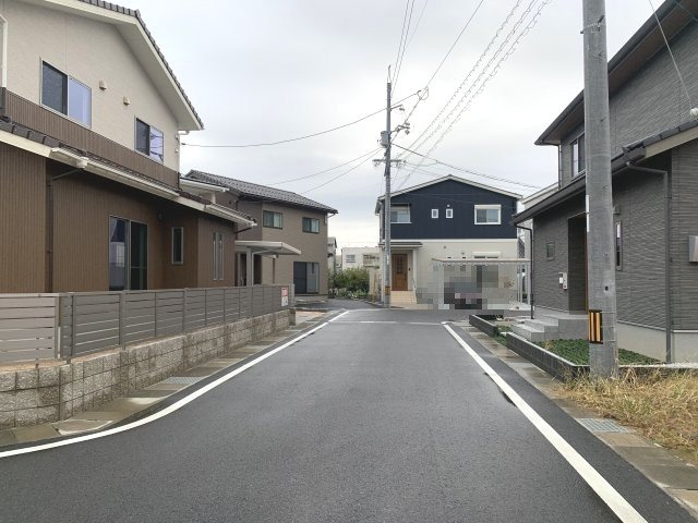 【No.5668】宮長/3LDK/未入居/3000万円以下の前面道路含む現地写真|対向車が来ても余裕ですれ違える、ストレスフリーな6M公道です。