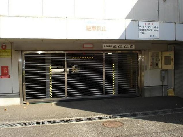 クレスト近江ビルの駐車場