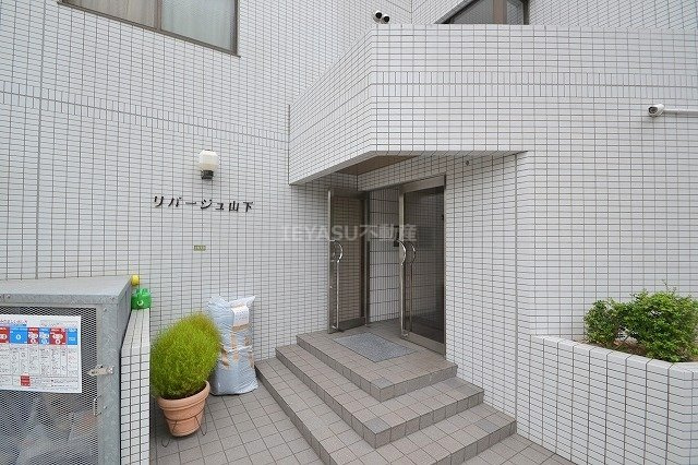 広島市西区打越町の賃貸マンションのエントランス