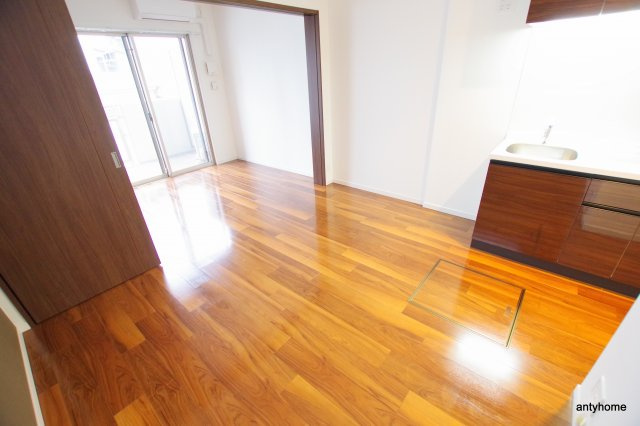 スプランディッド三国1　仲介手数料無料の居間・リビング