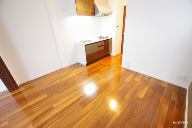 スプランディッド三国1　仲介手数料無料の居間・リビング