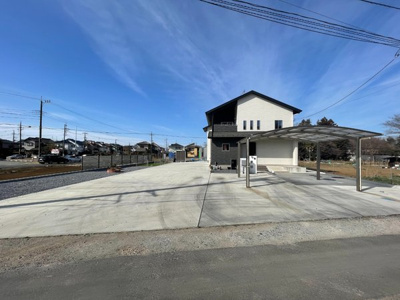 【駐車場】 | 牛久市猪子町　築浅２世帯住宅　５ＬＬＤＤＫＫ　ドックラン付 | 10台以上可能な駐車スペース