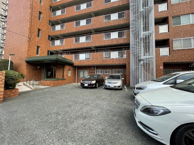 ボーン平尾の駐車場