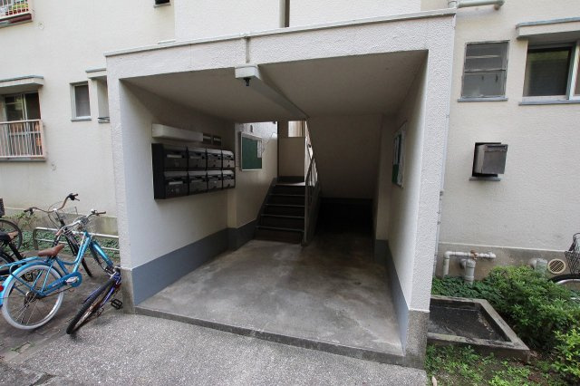 笹の台団地　８号棟のエントランス