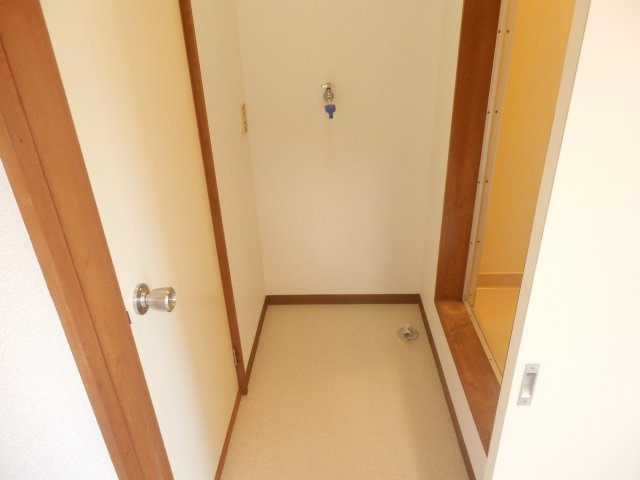 イーストハイツの玄関|洗濯機置場