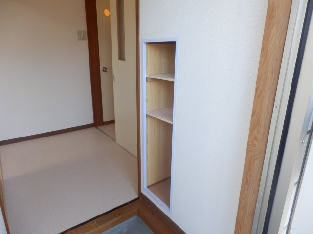 イーストハイツの玄関|玄関に下駄箱付き