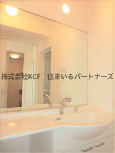オリーヴァ東櫛原B棟の洗面所|明るい洗面所です