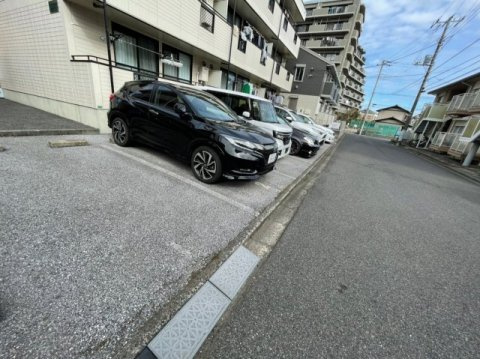 サンパレス薬円台の駐車場