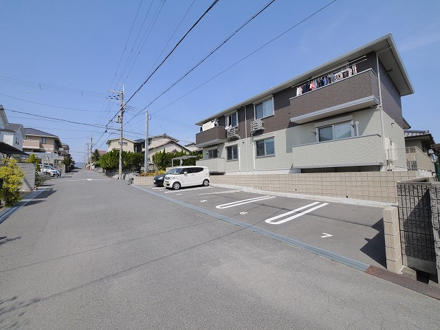レグルス学園前の駐車場|カースペースがあります