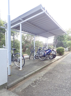 【その他共用部分】 | 屋根付きの駐輪場で雨が降っても大切な自転車が濡れなくてすみますね♪駅から自転車もおすすめです！
