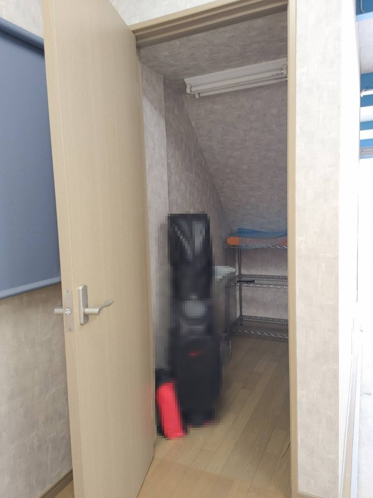 TSガレージ＆貸事務所の収納|階段下収納