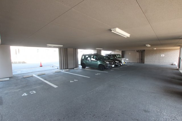 サーパスシティ前原弐番館の駐車場