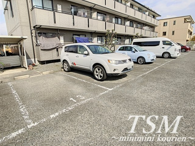 パストラルの駐車場