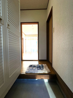 【展望】 | 玄関から室内への景観です！右手にトイレ、左手にダイニングキッチン、正面に洋室6帖のお部屋があります★