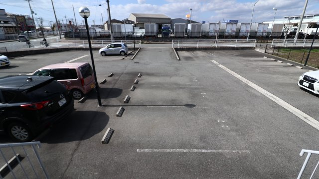 パインプロスの駐車場