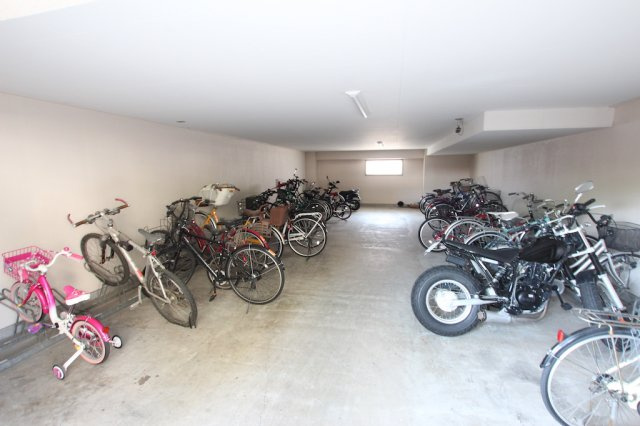 アネシス空港東弐番館の駐車場