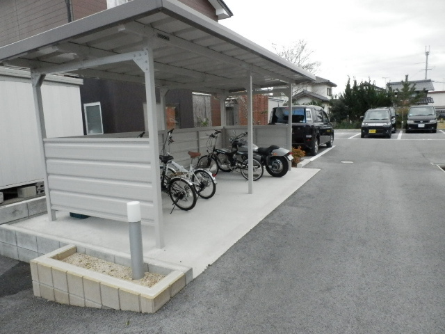シャーメゾン橋本Ⅱの駐車場|屋根付き駐輪場と奥は平面駐車場です
