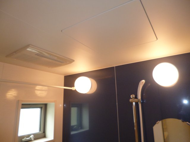 ファミーユ　ドゥ　アヴニールＢの浴室|浴室乾燥機・浴室窓