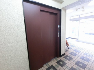 【その他共用部分】 | お買い物時やベビーカーの出し入れに便利なエレベーター付です。