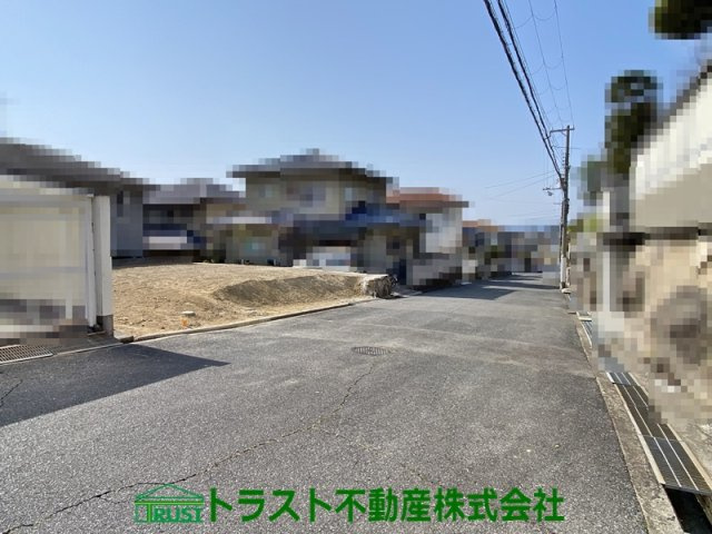 朝霧山手町売土地の前面道路含む現地写真
