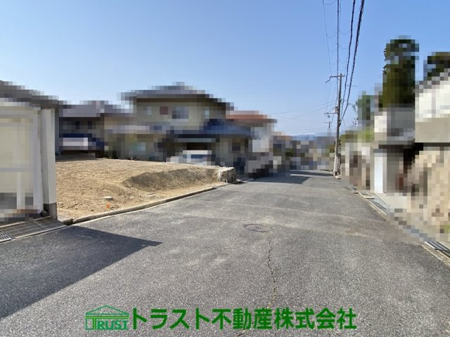 朝霧山手町売土地の前面道路含む現地写真
